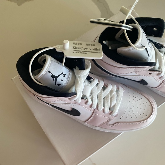 Wmns Air Jordan 1 Mid (BNIB) - Picture 3 of 9